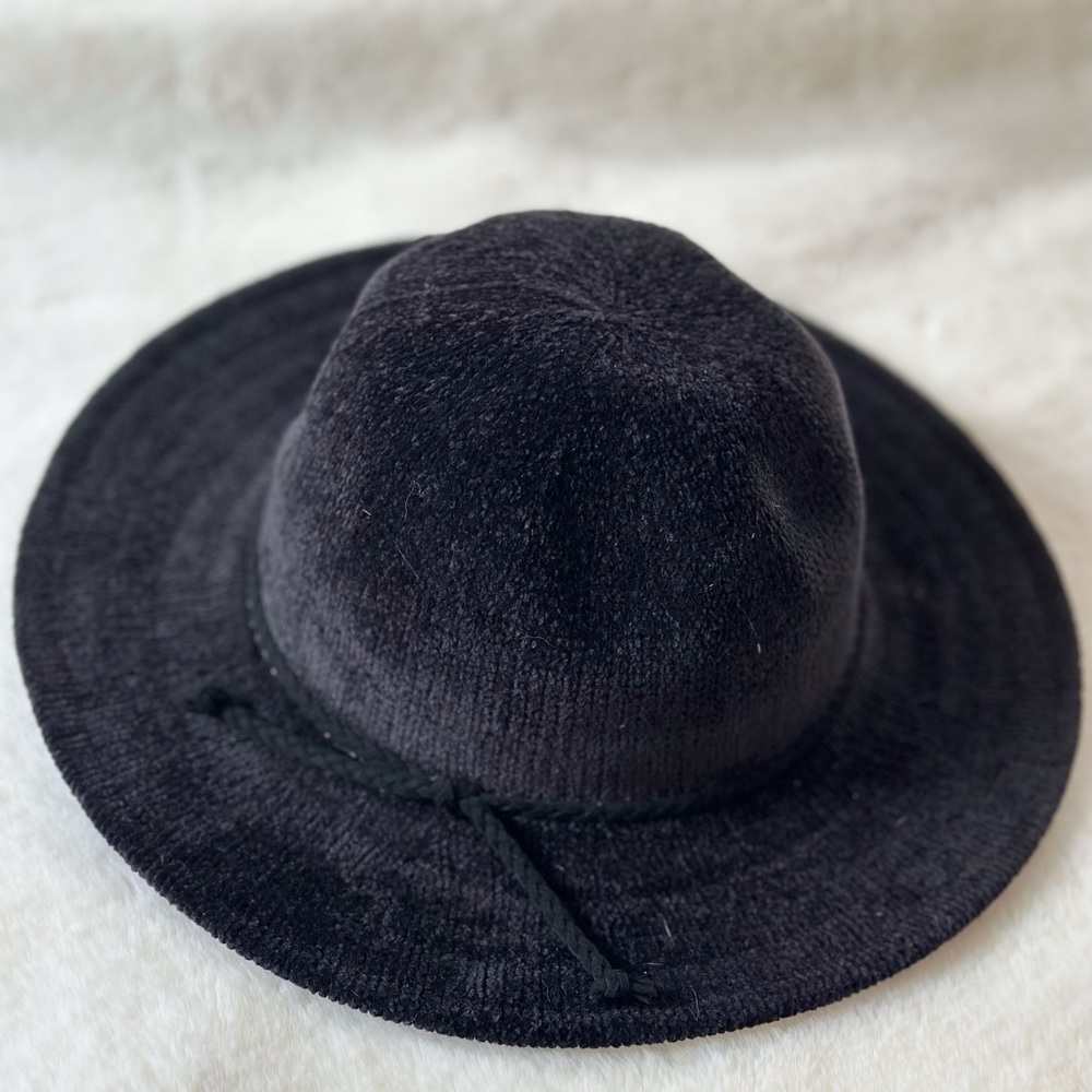 Marcus Adler New York Women’s black boho round hat.